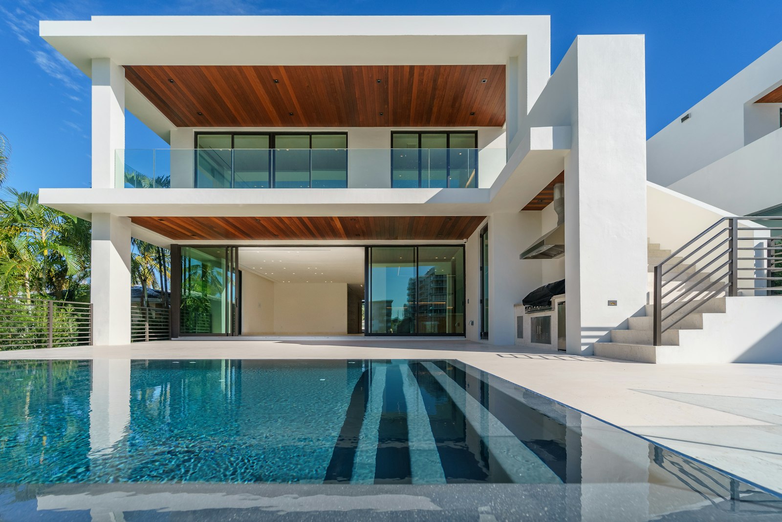 Moderne Villa mit Infinity-Pool bei Sonnenuntergang in der Region Antalya